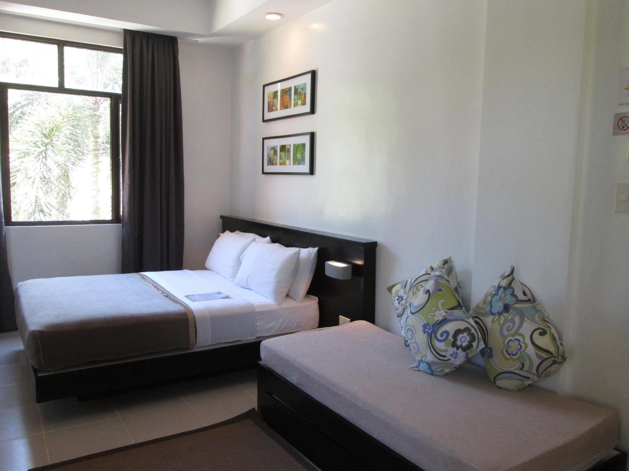 One Crescent Place Hotel Balabag  Екстер'єр фото