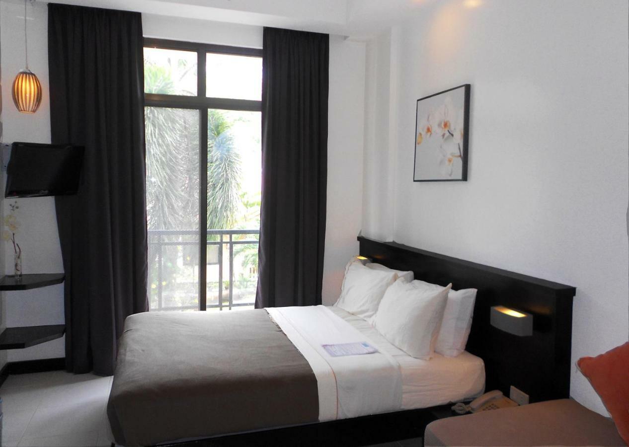 One Crescent Place Hotel Balabag  Екстер'єр фото