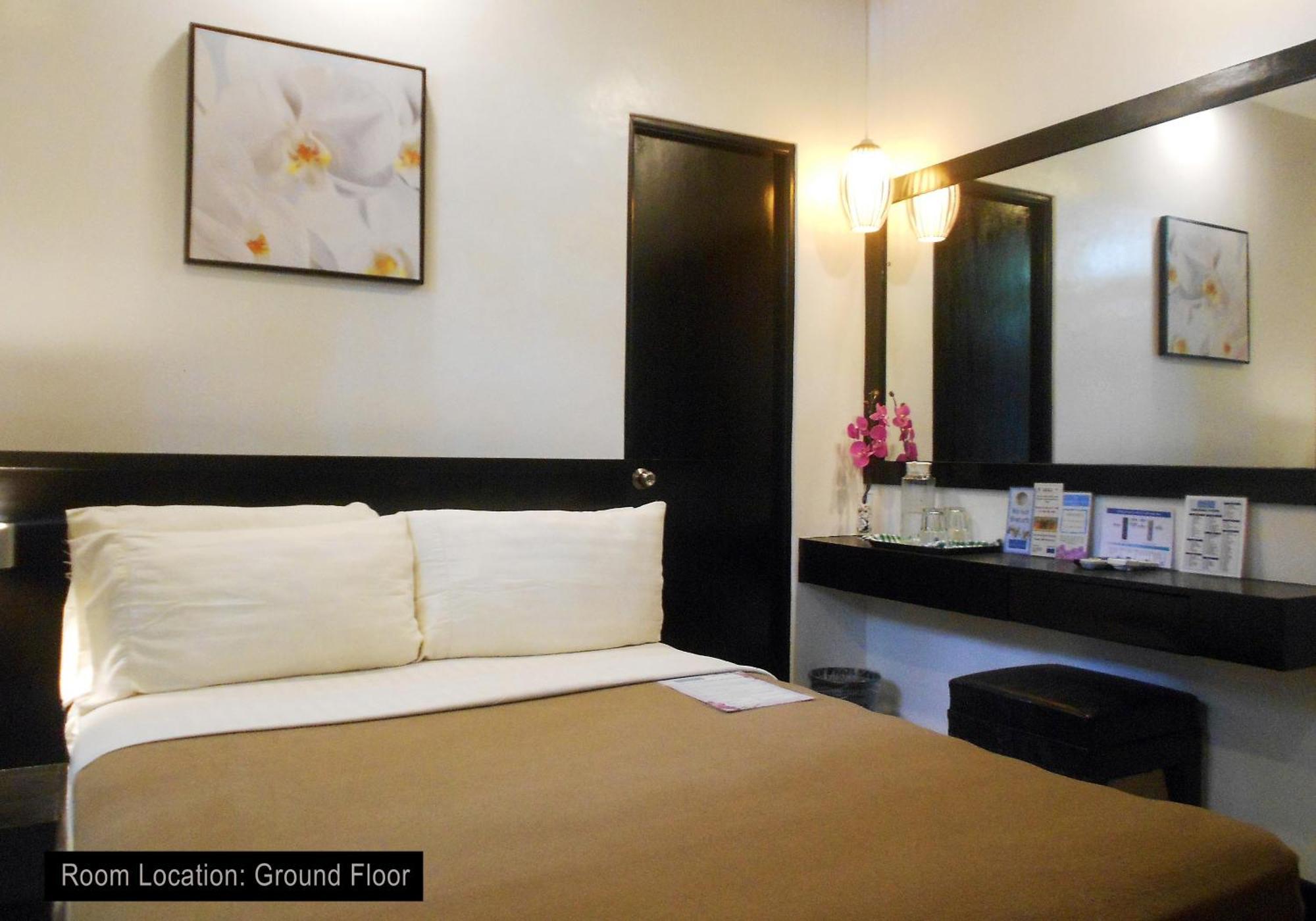 One Crescent Place Hotel Balabag  Екстер'єр фото