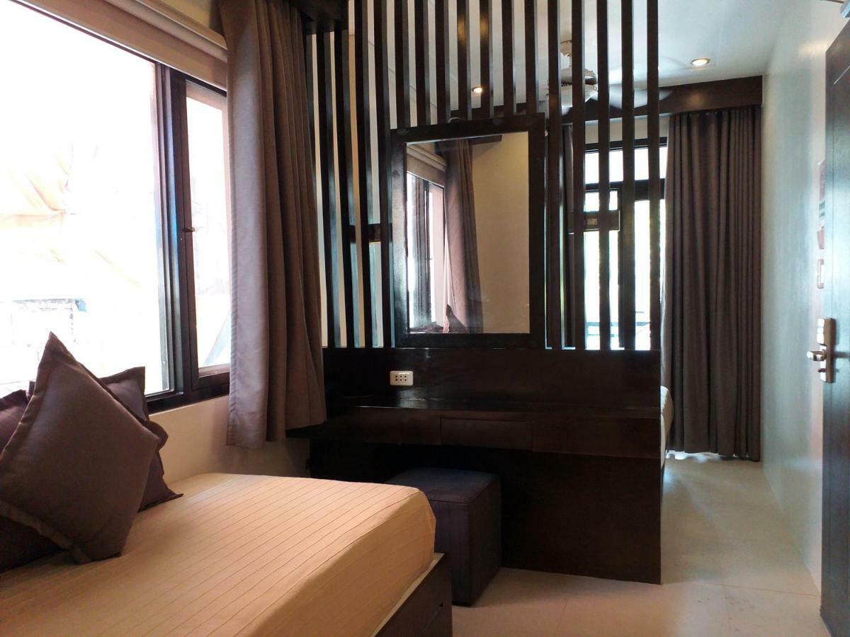 One Crescent Place Hotel Balabag  Екстер'єр фото