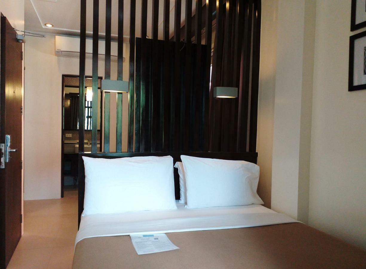 One Crescent Place Hotel Balabag  Екстер'єр фото