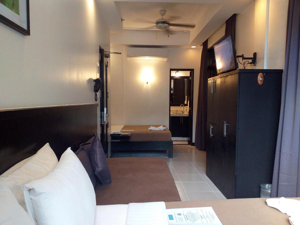 One Crescent Place Hotel Balabag  Екстер'єр фото